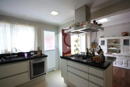 Casa à venda com 4 quartos, sendo 2 suítes, no condomínio Melbourne Residence, São Paulo - SP