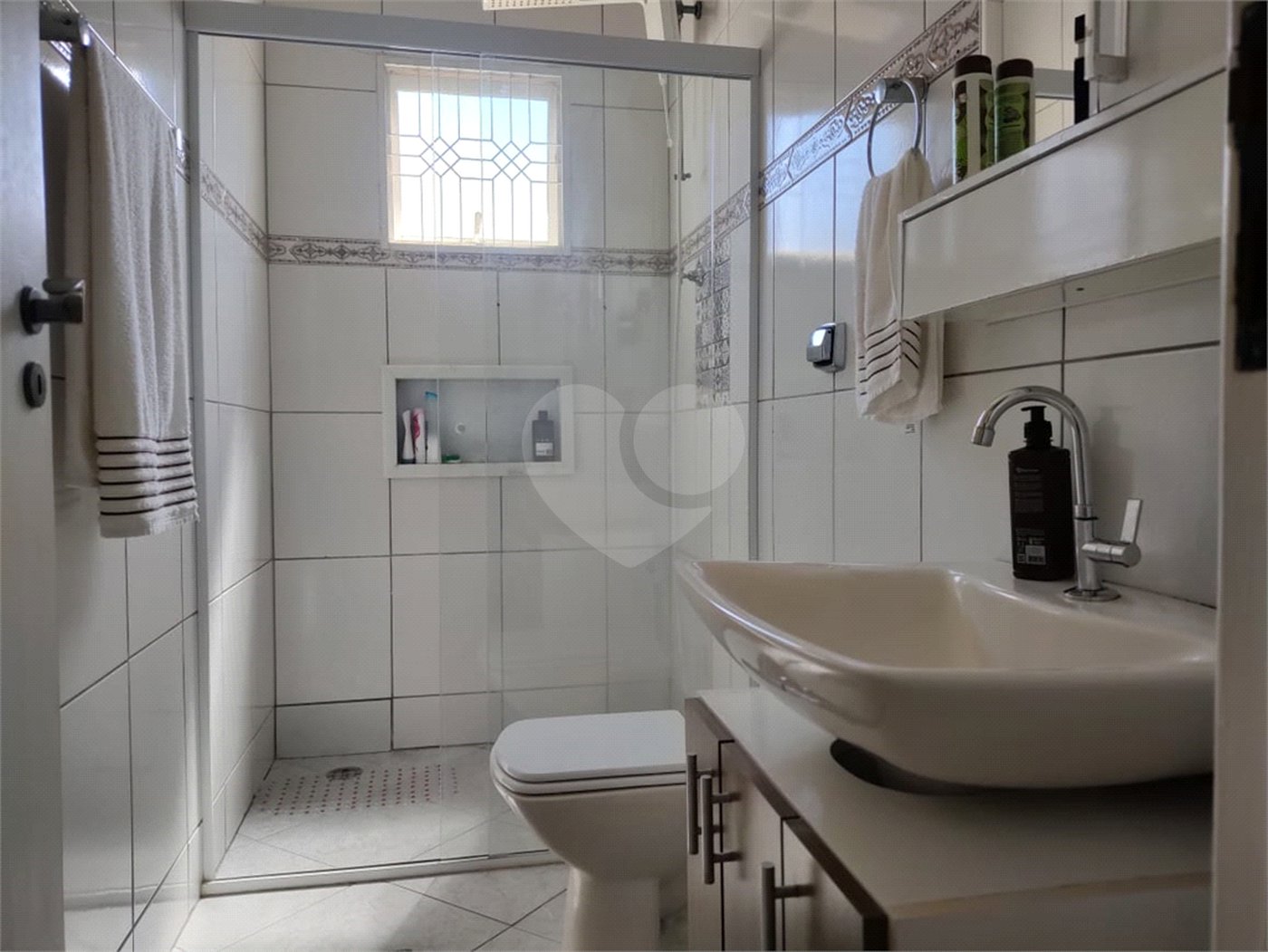 Casa à venda com 4 quartos, sendo 2 suítes, no condomínio Residencial Jardim das Palmeiras, Vinhedo - SP