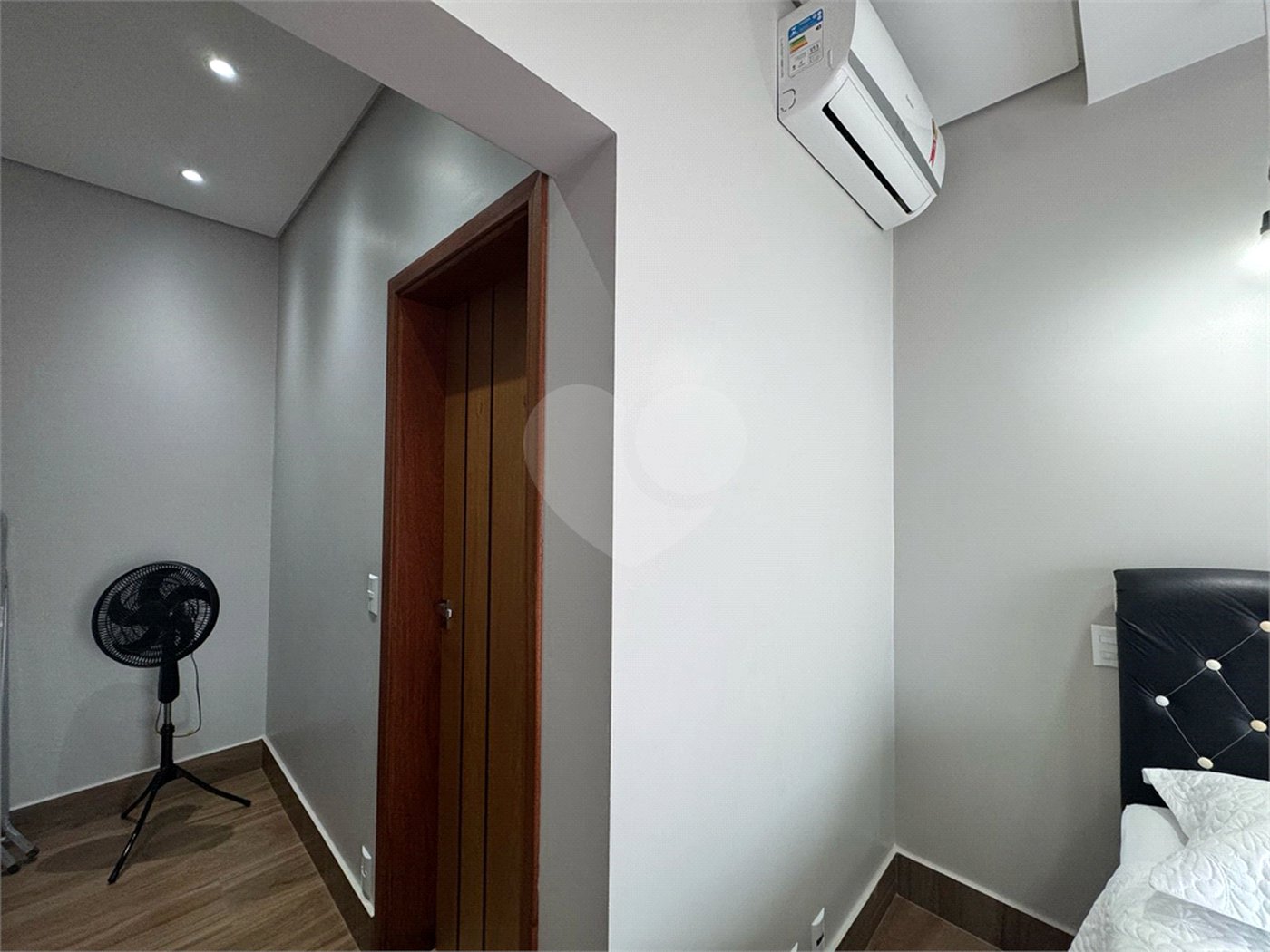 Casa à venda com 4 quartos, sendo 1 suíte,  no condomínio Condomíno Helena Maria, Sorocaba - SP