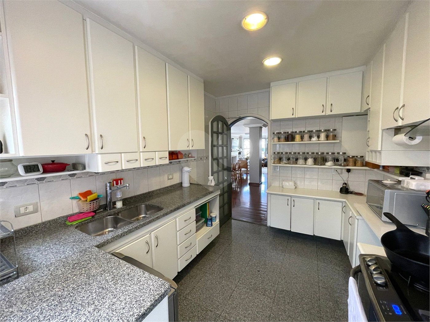 Casa em condomínio à venda ou para alugar com 4 quartos, sendo 3 suítes,  em Jardim Panorama, São Paulo, SP