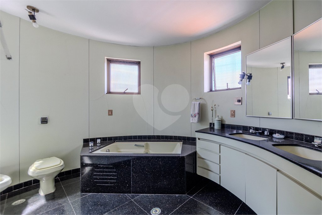 Apartamento à venda com 3 suítes em Moema, São Paulo, SP