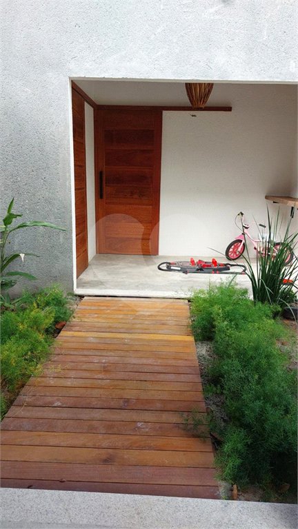 Casa à venda com 2 quartos, sendo 1 suíte, no Centro, Santa Cruz Cabrália, BA
