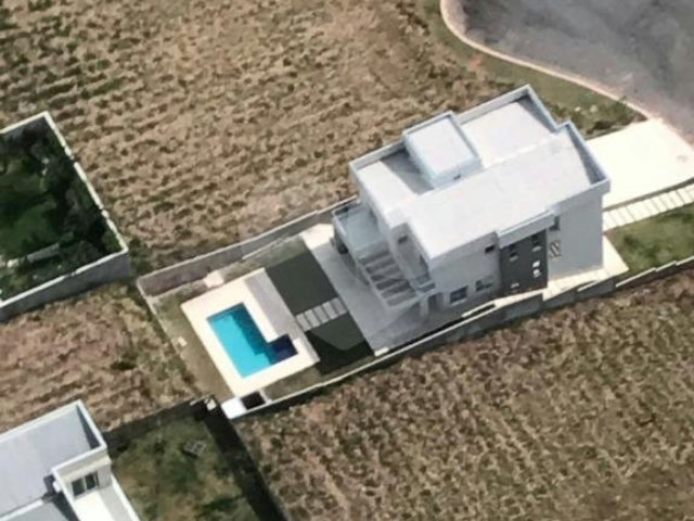 Casa à venda com 4 suítes no condomínio Santa Maria, Cotia - SP