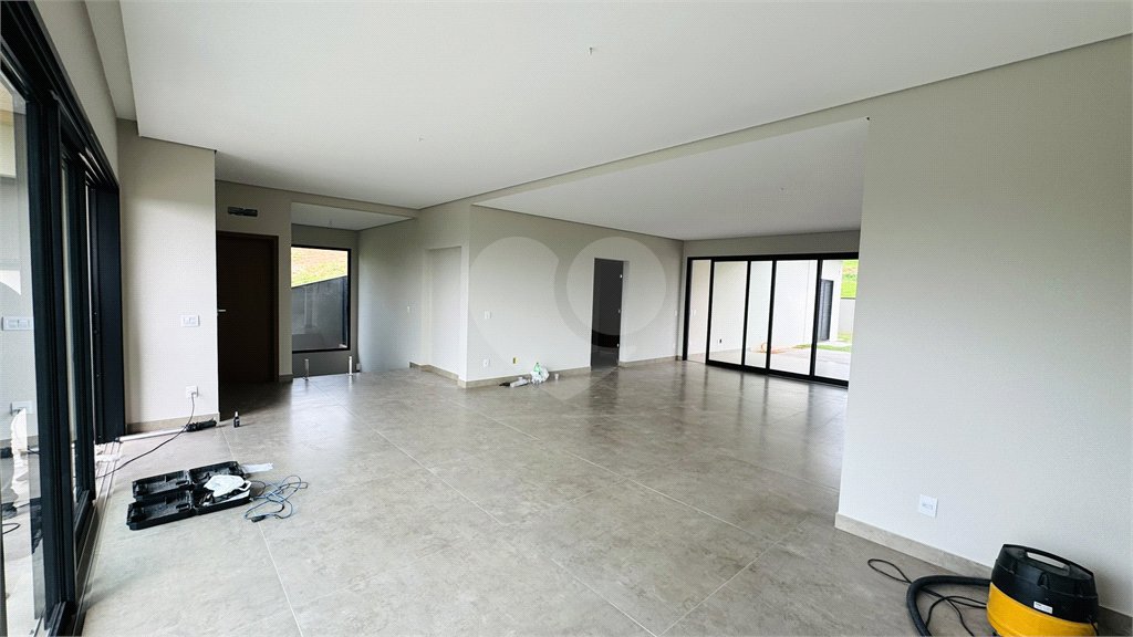 Casa à venda com 3 suítes no condomínio Santa Isabel I, Louveira - SP