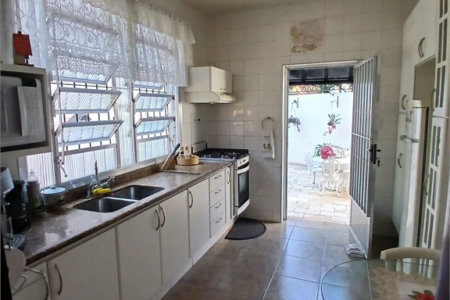 Sobrado à venda com 4 quartos, sendo 2 suítes,  em Jardim Leonor, São Paulo, SP