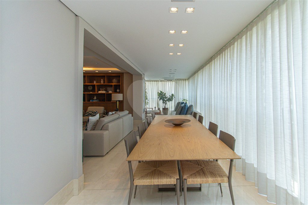 Apartamento à venda com 3 quartos, sendo 2 suítes, em Vila Nova Conceição, São Paulo, SP