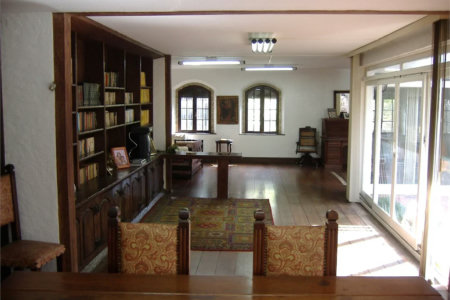Sobrado em estilo Tudor com edícula independente à venda –