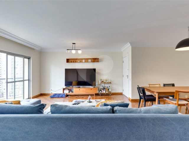 Apartamento à venda com 3 quartos, sendo 2 suítes,  em Moema, São Paulo, SP