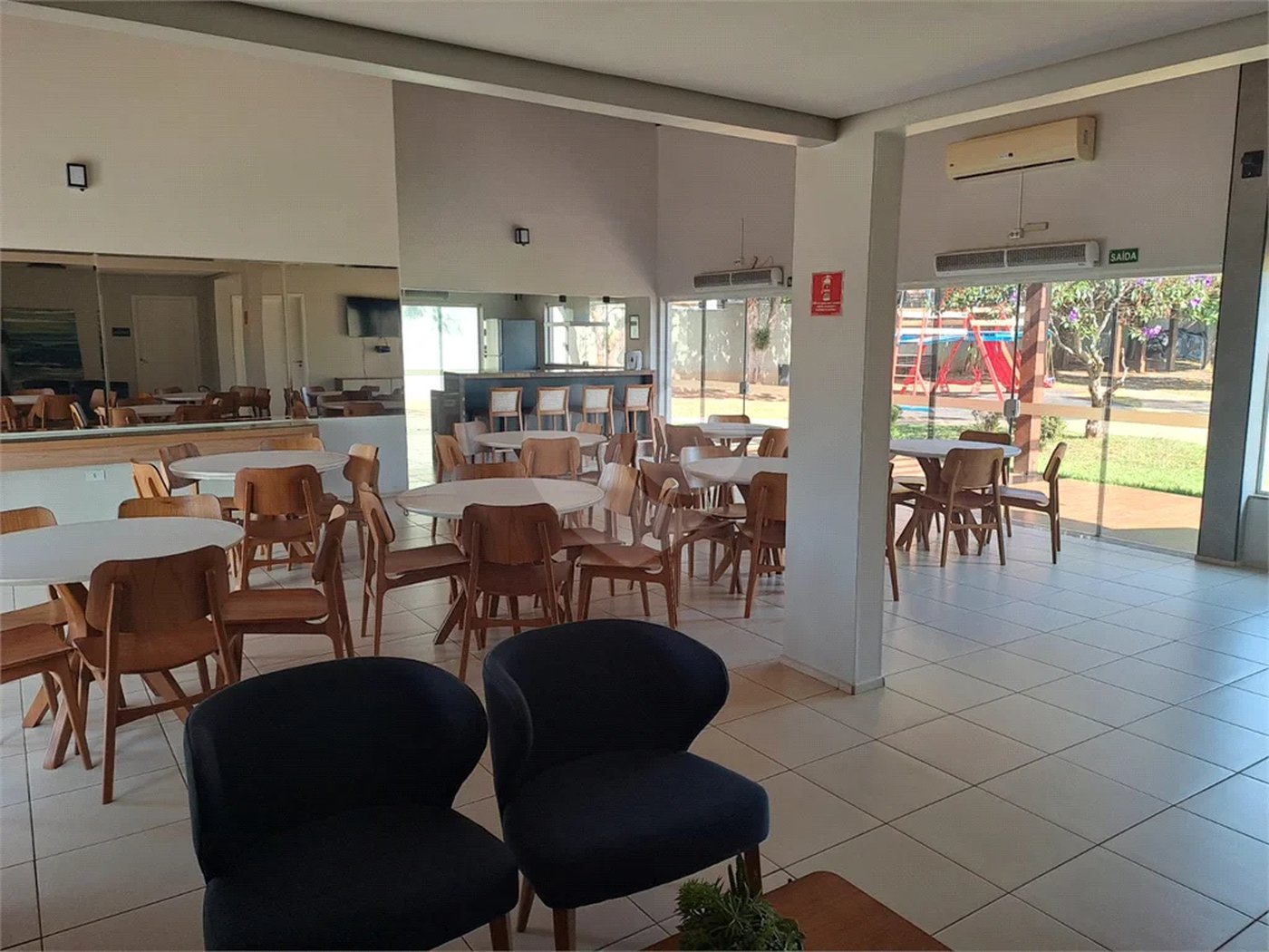 Linda Casa 3 dormitórios com piscina - R$ 950.000,00