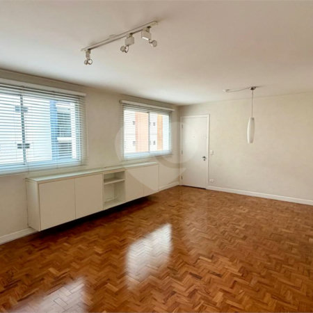 Apartamento à venda com 3 quartos, sendo 1 suíte,  em Moema, São Paulo, SP