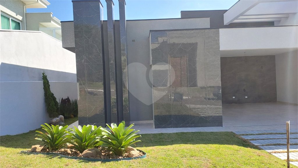 Casa à venda com 3 suítes no condomínio Shambala III, Atibaia - SP