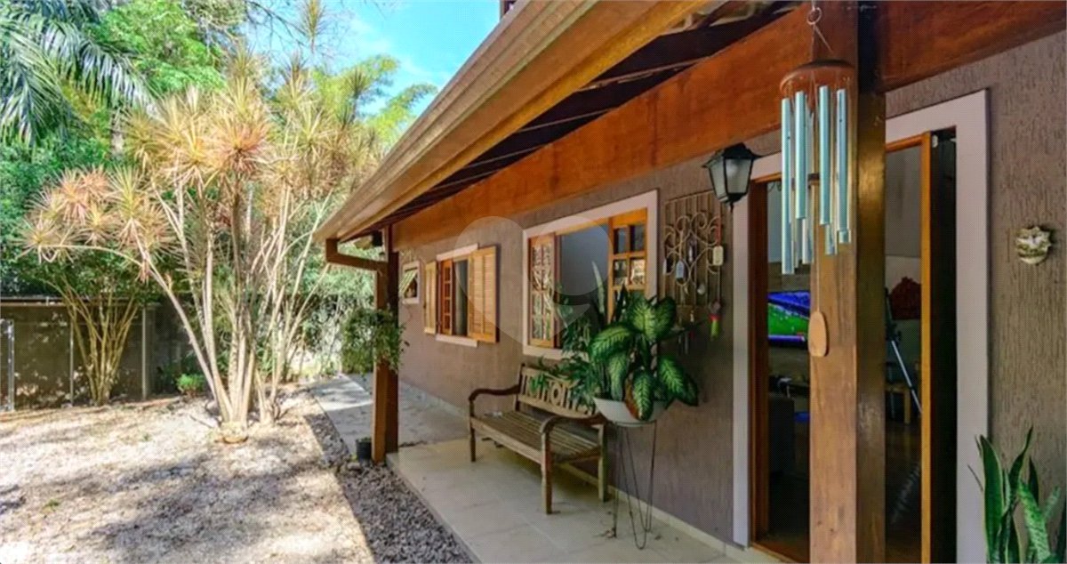 Casa à venda com 4 quartos, sendo 2 suítes,  em Granja Viana, Cotia, SP