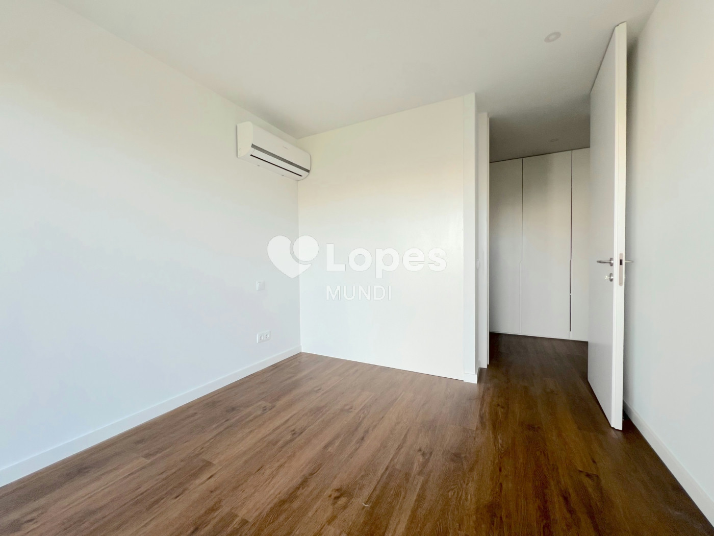 Apartamento T2 à venda em Águas Santas, Maia, Portugal – Varanda e garagem