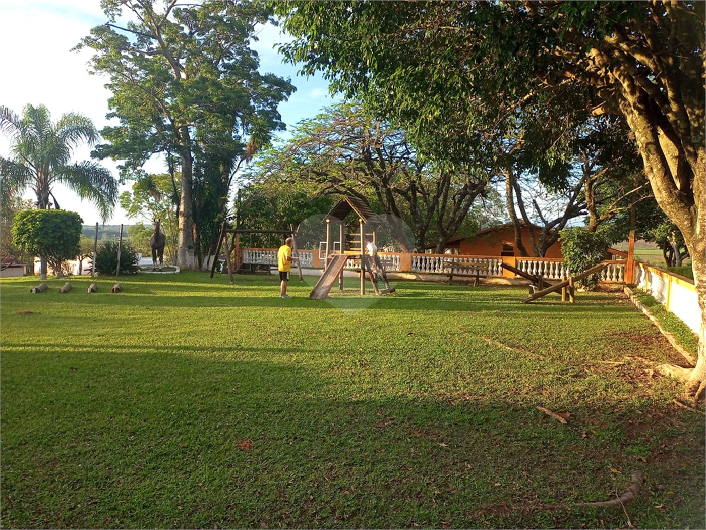 Casa à venda com 5 quartos, sendo 1 suíte, no condomínio Village da Serra, Araçoiaba da Serra - SP