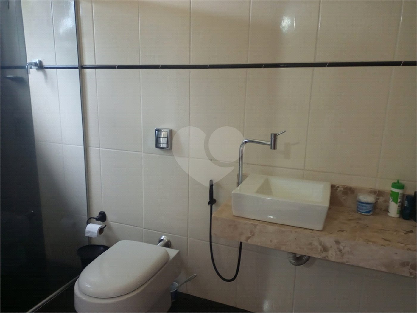 Casa à venda com 4 quartos, sendo 1 suíte,  no condomínio Village da Serra, Araçoiaba da Serra - SP