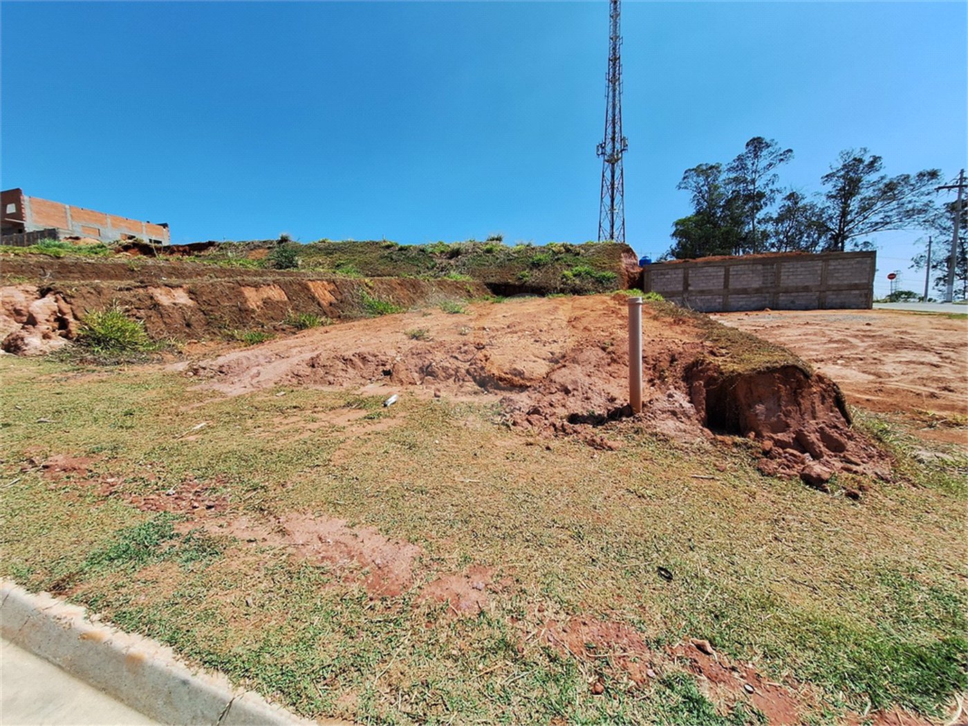 Terreno à venda com 1 suíte no condomínio Comercial Independência, Vinhedo - SP