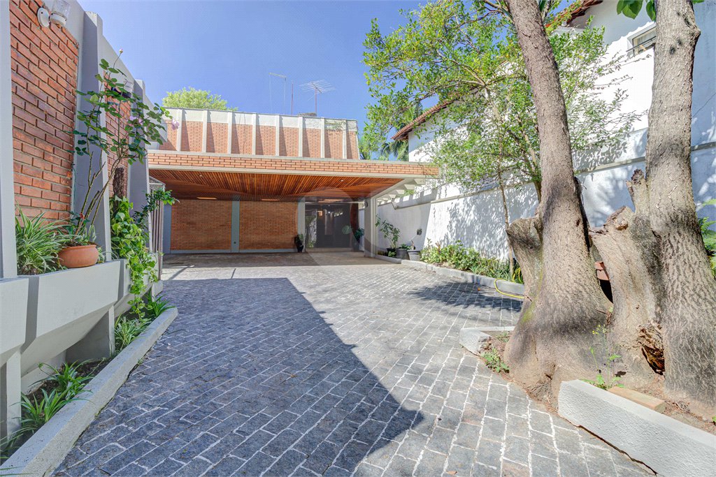 Casa à venda com 5 quartos, sendo 3 suítes, em Alto da Boa Vista, São Paulo, SP