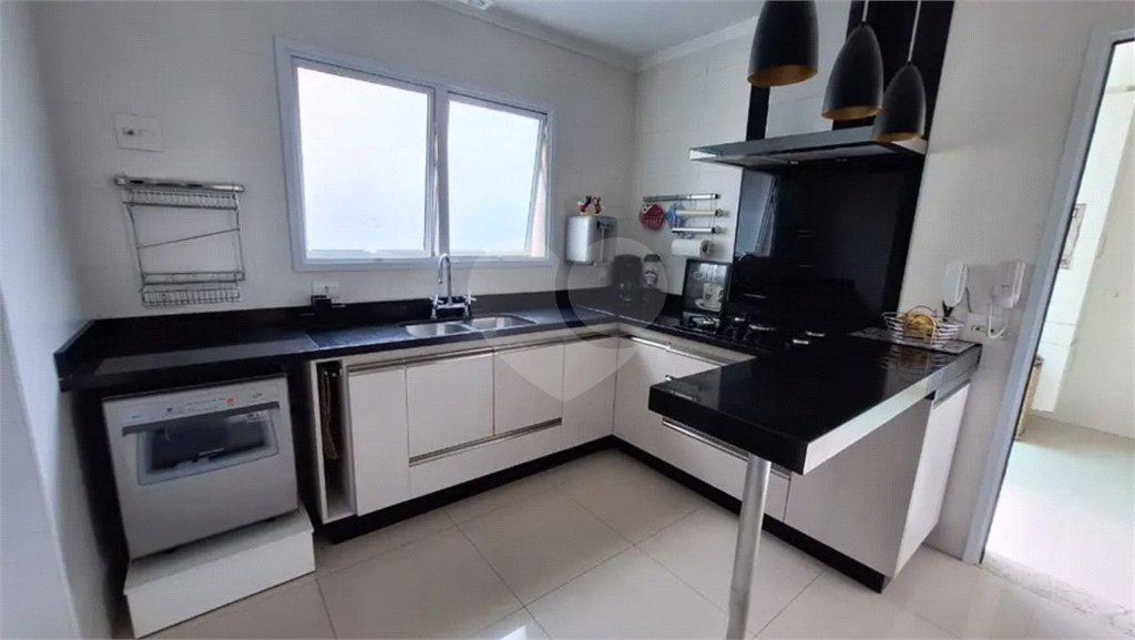 Casa à venda com 5 quartos, sendo 2 suítes,  no condomínio Floradas da Serra, São Paulo - SP