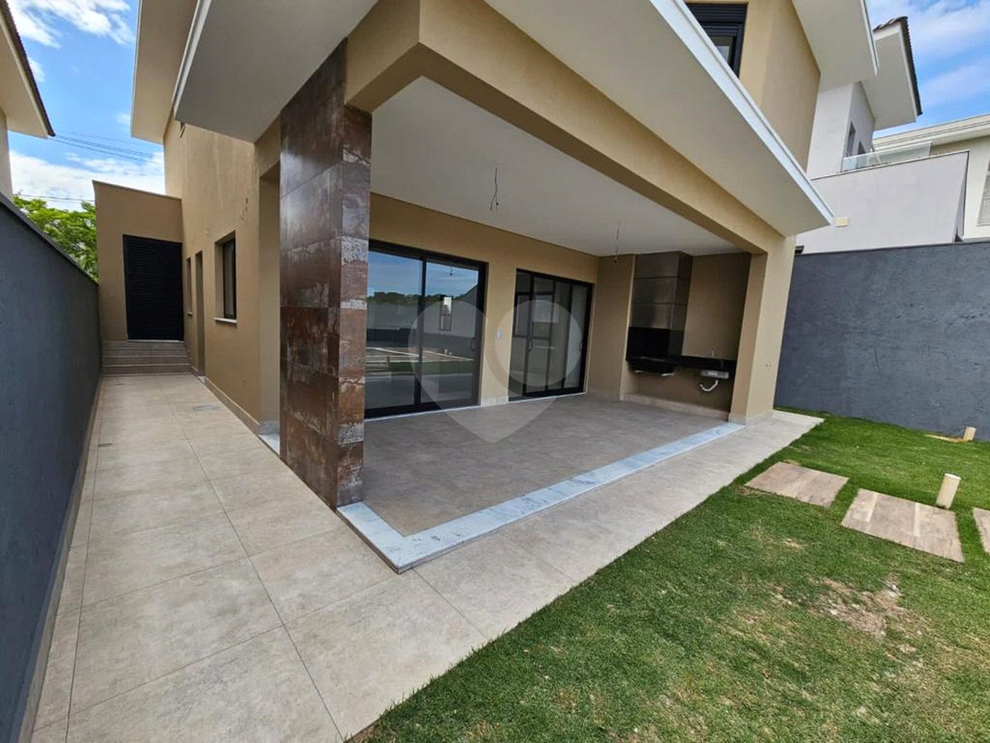 Casa à venda com 3 quartos, sendo 4 suítes, no condomínio Reserva dos Vinhedos, Louveira - SP