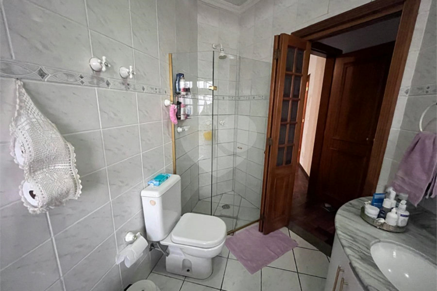 Casa à venda com 4 quartos, sendo 2 suítes, no condomínio Jornalista Américo Ariza, São Paulo - SP