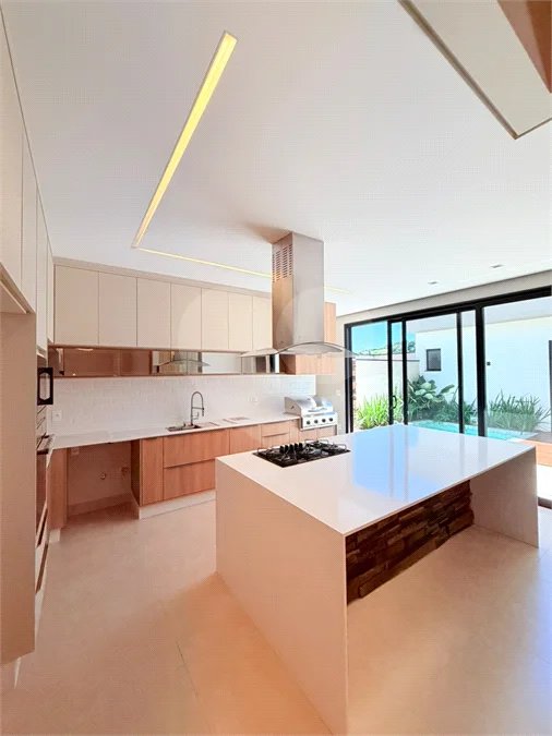 Casa térrea com 3 suítes no Condomínio Residencial Viena em Indaiatuba-SP - Acabamento de alto padrão - R$ 1.690.000,00 - AT 250 m² - AC 158 m² - 3 suítes,, sendo 1 suíte master com closet - Sala para dois ambientes (estar e jantar) - Cozinha planejada com ilha cooktop, forno elétrico e micro-ondas,