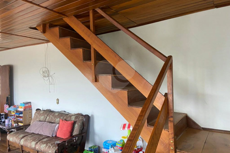 Casa à venda com 5 quartos, sendo 4 suítes, no condomínio Vilarejo Estoril, Mairiporã - SP