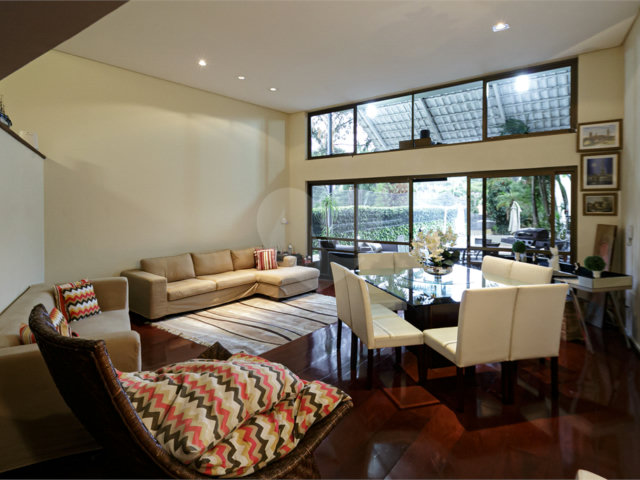 Casa à venda com 4 quartos, sendo 3 suítes,  em Alto da Boa Vista, São Paulo, SP