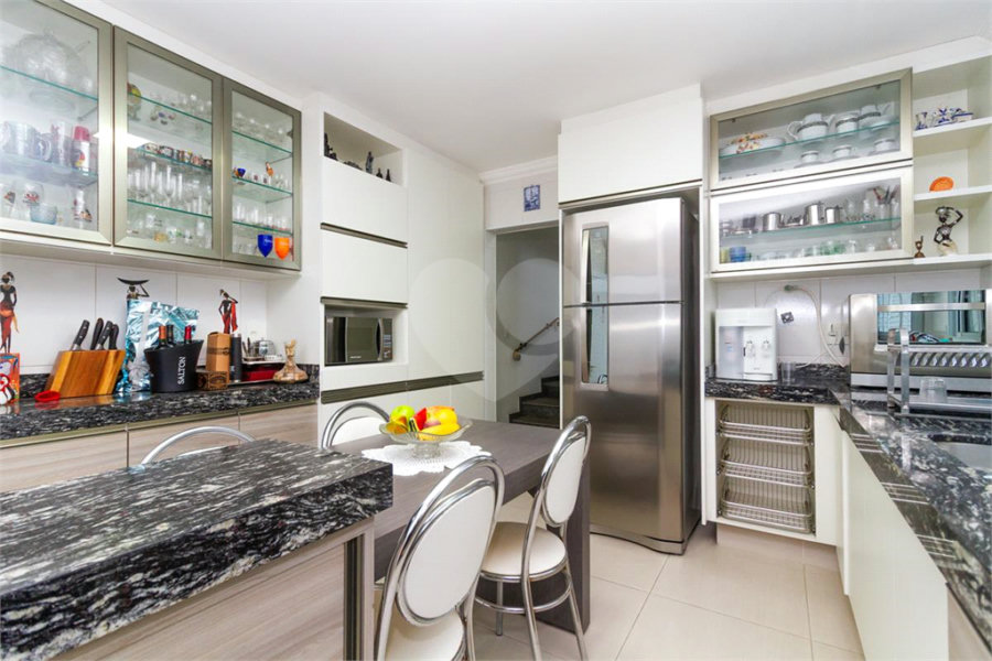Casa Sobrado à venda com 342 m², 3 dormitórios, sendo 2 suítes, 4 vagas na Vila Mariana - São Paulo.