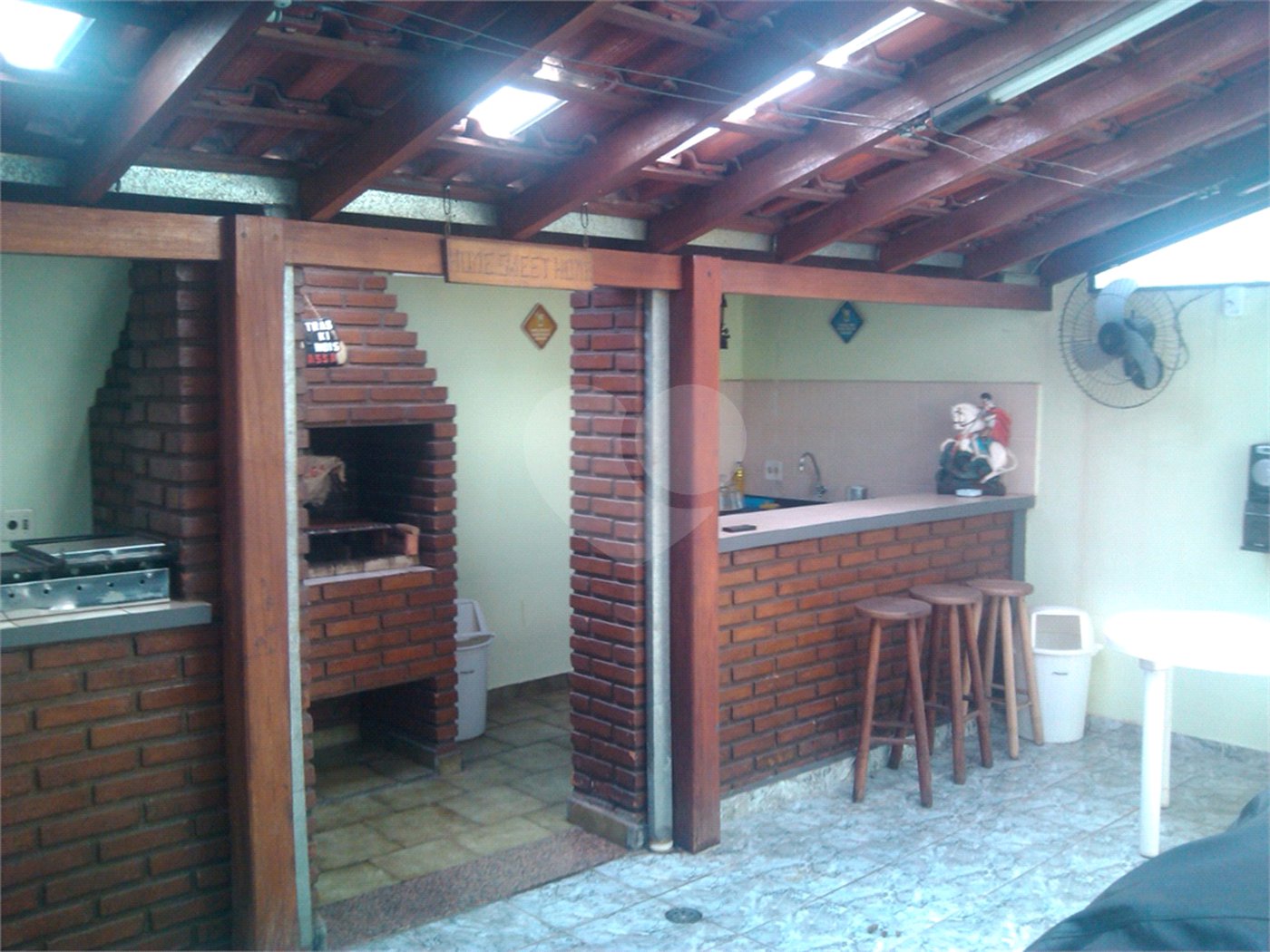 Sobrado com salão comercial na Sallum.