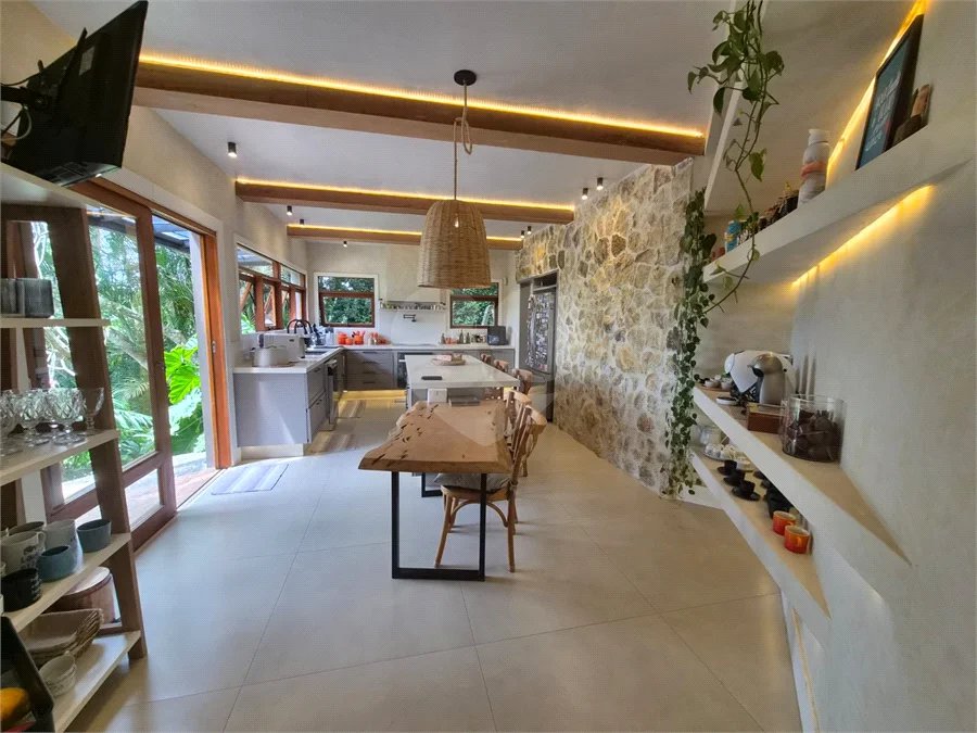 Casa em Condomínio de Alto Padrão no Suíça da Cantareira.