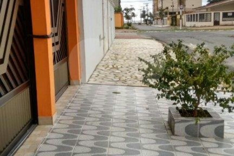 Casa à venda com 2 quartos, sendo 1 suíte, em Solemar, Praia Grande, SP