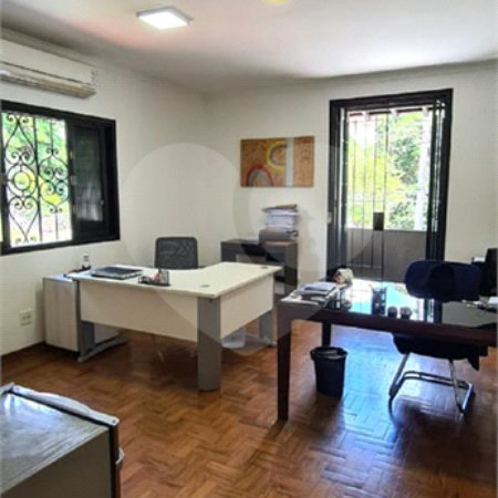 Sobrado à venda com 4 quartos, sendo 1 suíte, em Pacaembu, São Paulo, SP