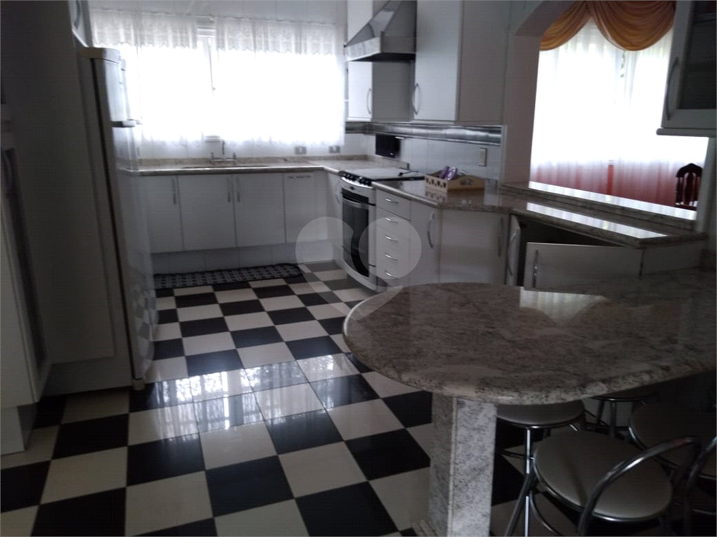 Sobrado à venda com 4 quartos, sendo 2 suítes, em Serra da Cantareira, Mairiporã, SP