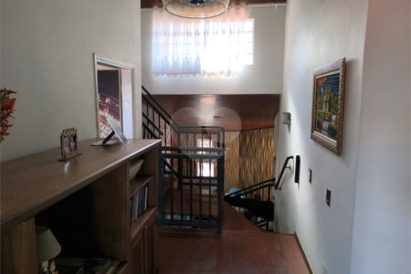 Casa à Venda no Santa Marta com 3 Suítes e Piscina