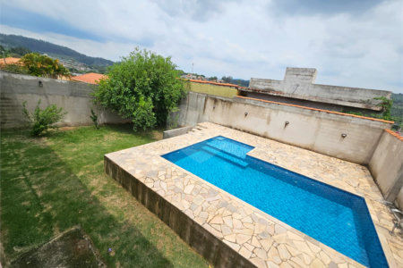 Casa à venda com 4 quartos, sendo 1 suíte,  no condomínio Jardim Shangri-lá, Atibaia - SP