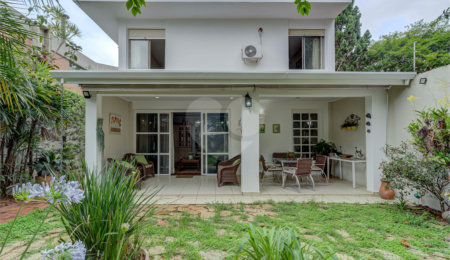 Casa à venda ou para alugar com 4 quartos, sendo 2 suítes,  em Ibirapuera, São Paulo, SP