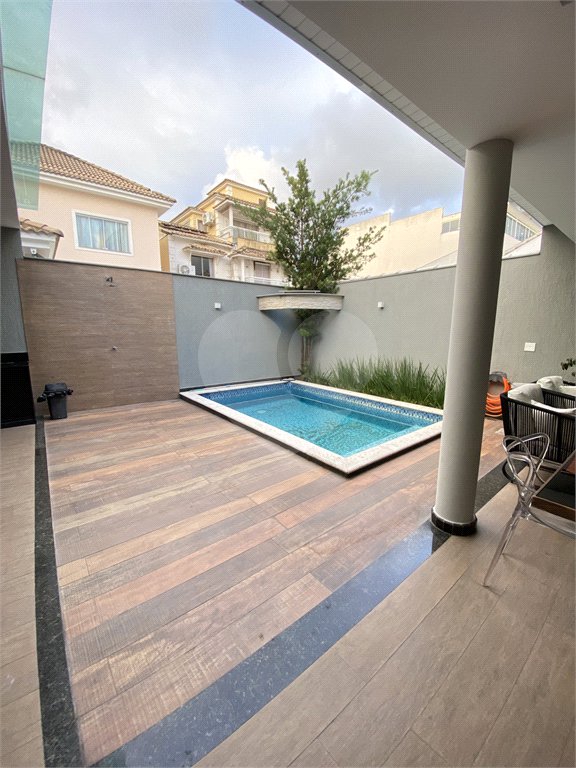 Casa à venda com 4 quartos, sendo 2 suítes, no condomínio Golden Village, Rio de Janeiro - RJ