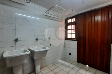 Sobrado à venda com 4 quartos, sendo 3 suítes,  em Interlagos, São Paulo, SP
