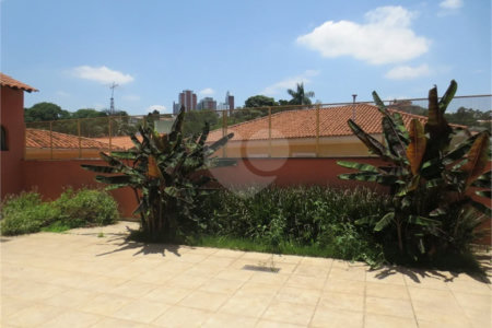 Casa no Pacaembu com ótima distribuição e amplo quintal em terreno em declive
