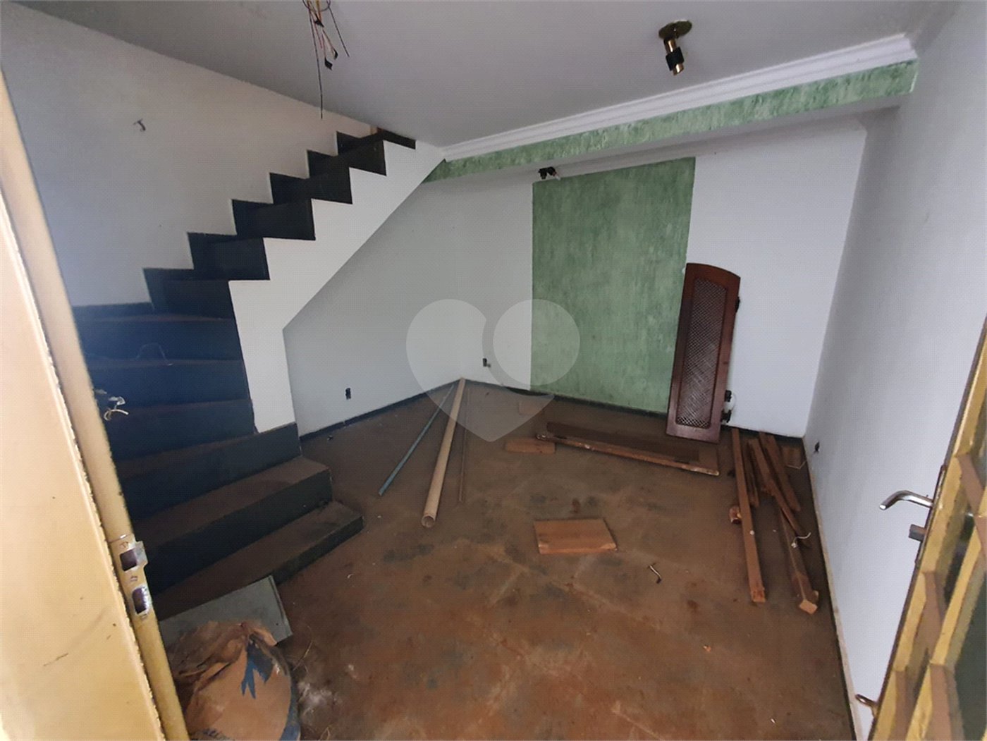 Casa térrea com 5 dormitórios, sendo 2 suítes.