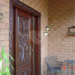 Casa com 3 dormitórios sendo 1 suíte, escritórios, 2 salas, cozinha, 3 vagas de garagem.
