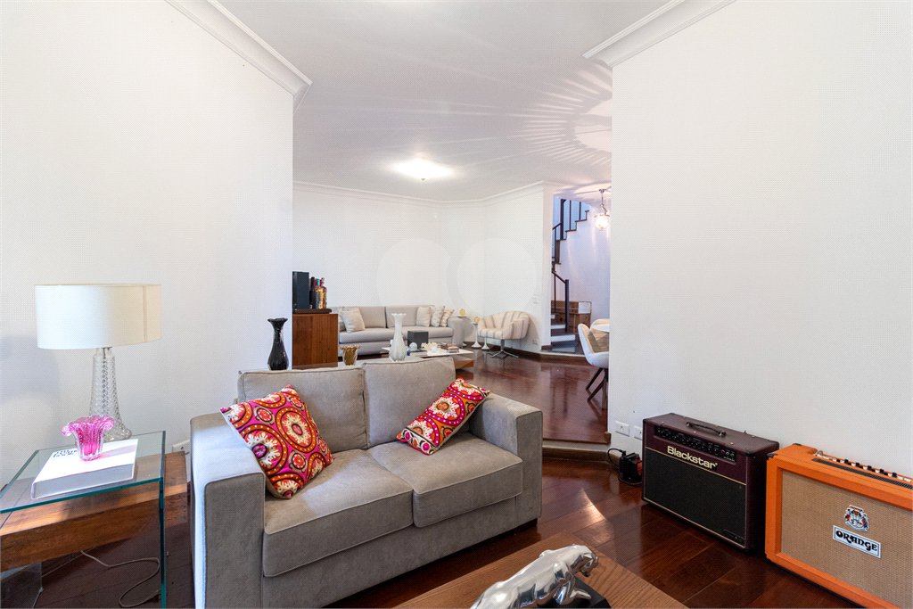 Casa à venda com 4 quartos, sendo 2 suítes,  no condomínio Vila das Flores, São Paulo - SP