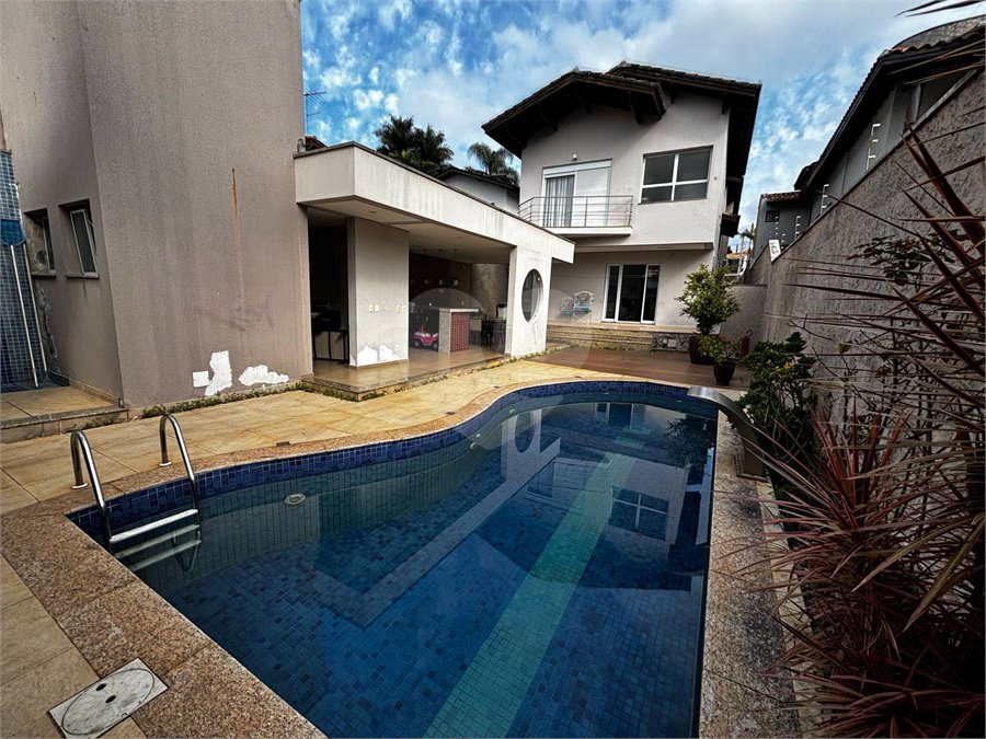 Casa à venda com 4 quartos, sendo 3 suítes,  em Vila Oliveira, Mogi das Cruzes, SP