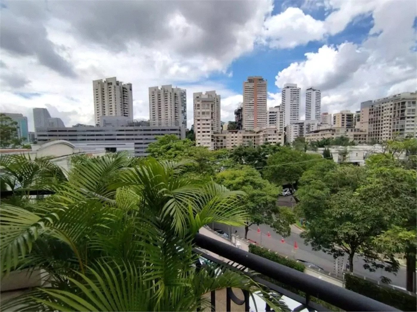 Casa à venda ou para alugar com 4 suítes no condomínio Solares Vila Europa, São Paulo - SP