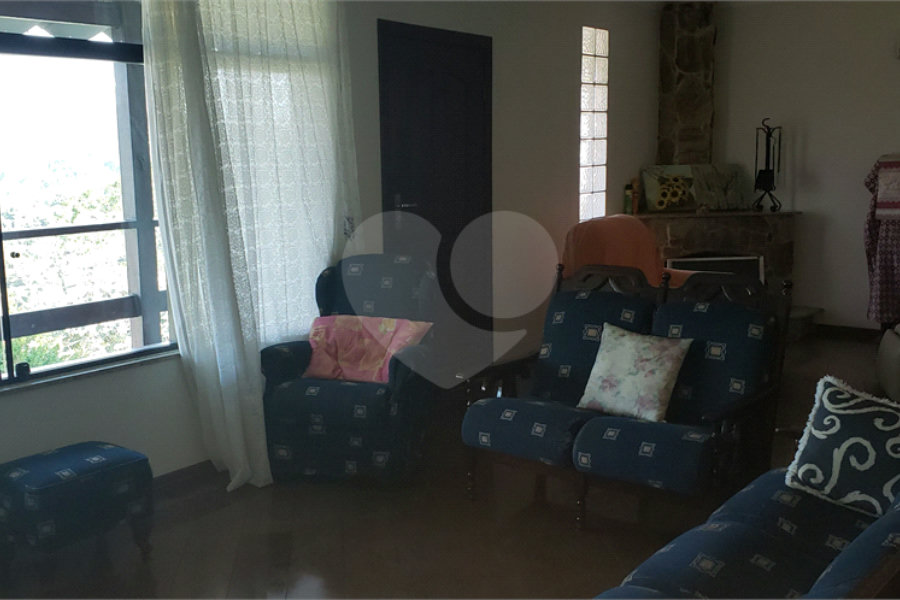 Casa à venda com 5 quartos, sendo 2 suítes, no condomínio Alpes da Cantareira, Mairiporã - SP
