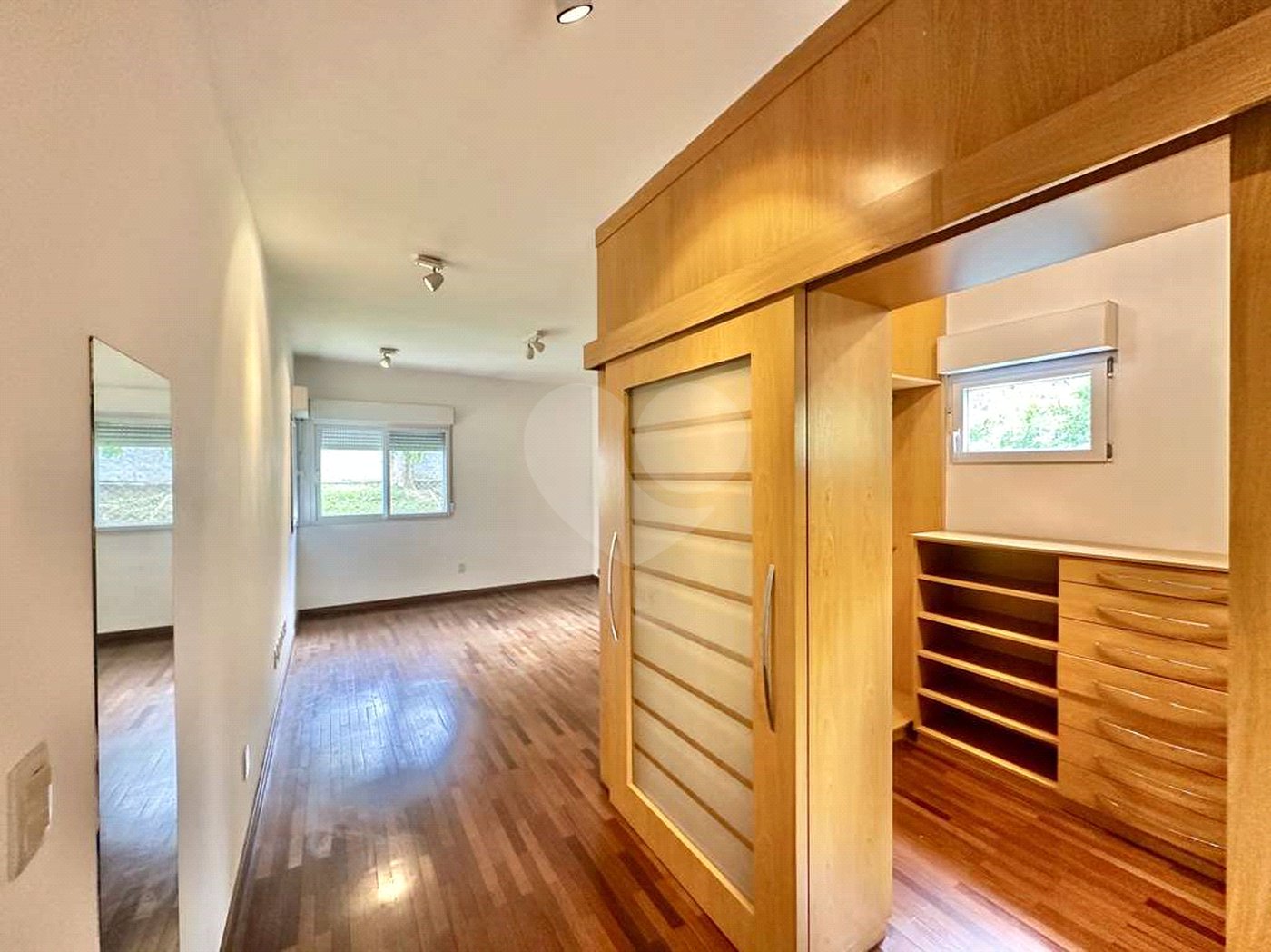 Casa à venda com 4 suítes no condomínio Recanto Impla, Carapicuíba - SP