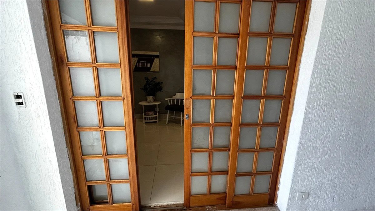 Sobrado à venda com 3 quartos, sendo 2 suítes, em Cidade São Francisco, São Paulo, SP