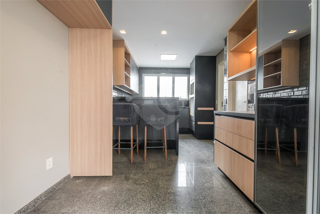 Cobertura de 240m² à venda em Moema - 04 Dorm sendo 02 suítes e 04 vagas.