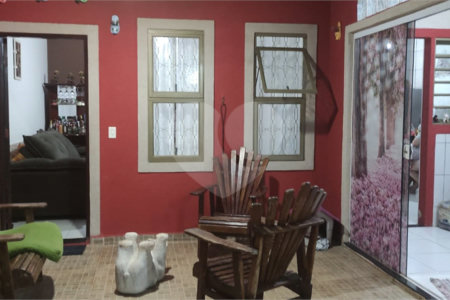 Casa térrea com 2 dormitórios.