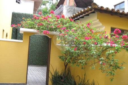 Casa à venda com 4 quartos, sendo 2 suítes,  em Jardim Leonor, São Paulo, SP